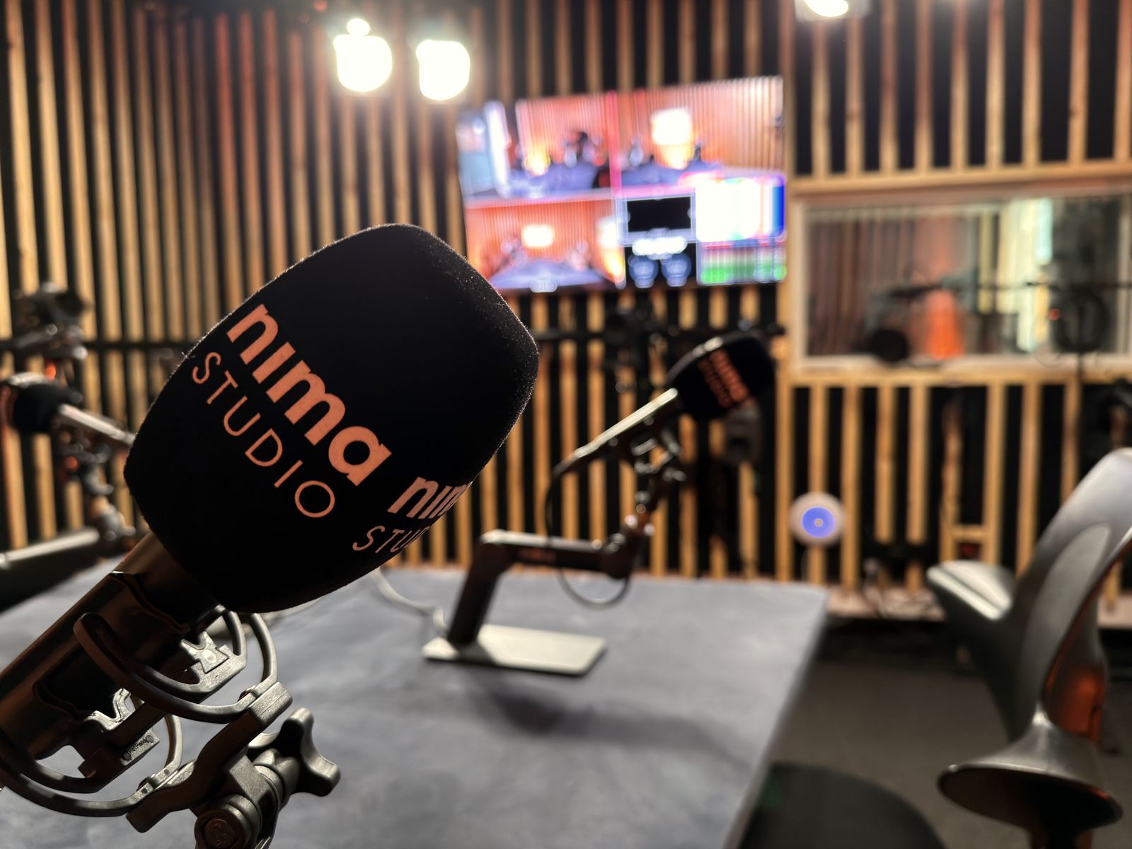 Naerbilde av Nima Studio-mikrofon, klart til opptak